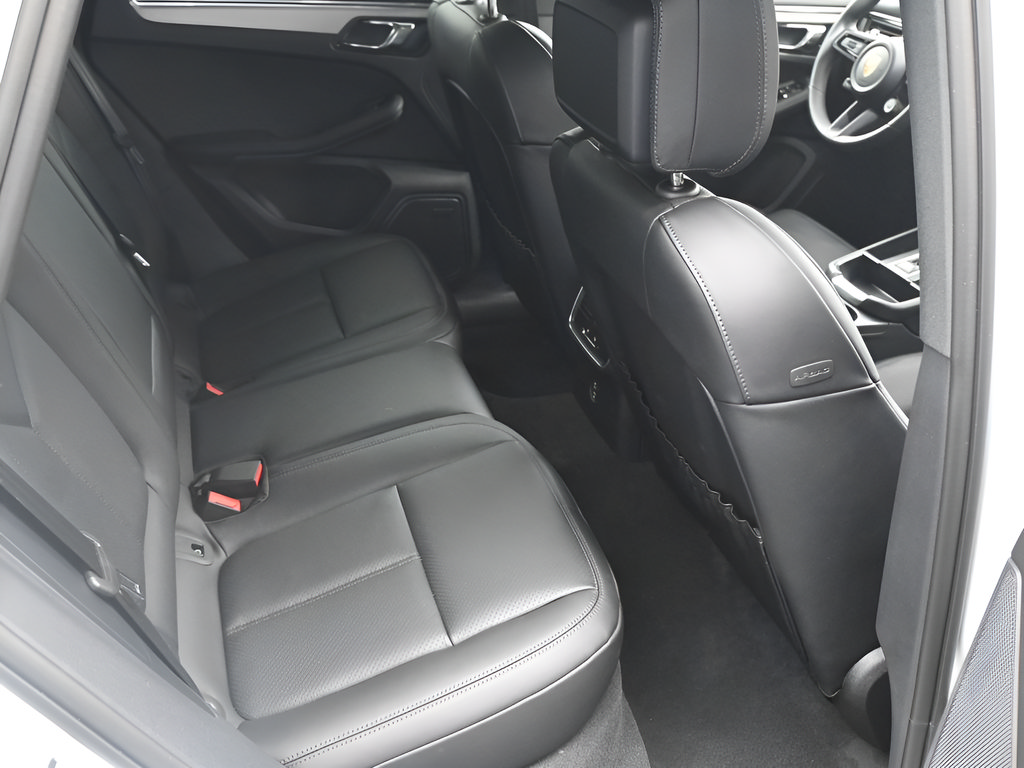 Certified 2026 Porsche Macan AWD/4WD image 10
