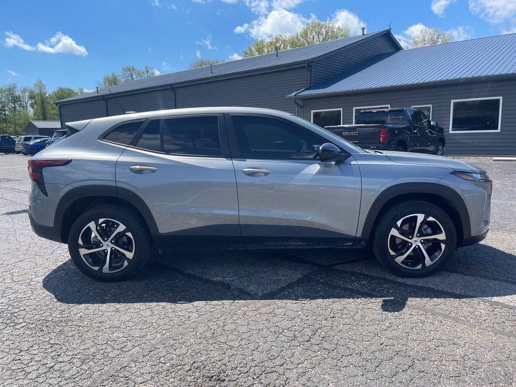Used 2024 Chevrolet Trax RS FWD image 8