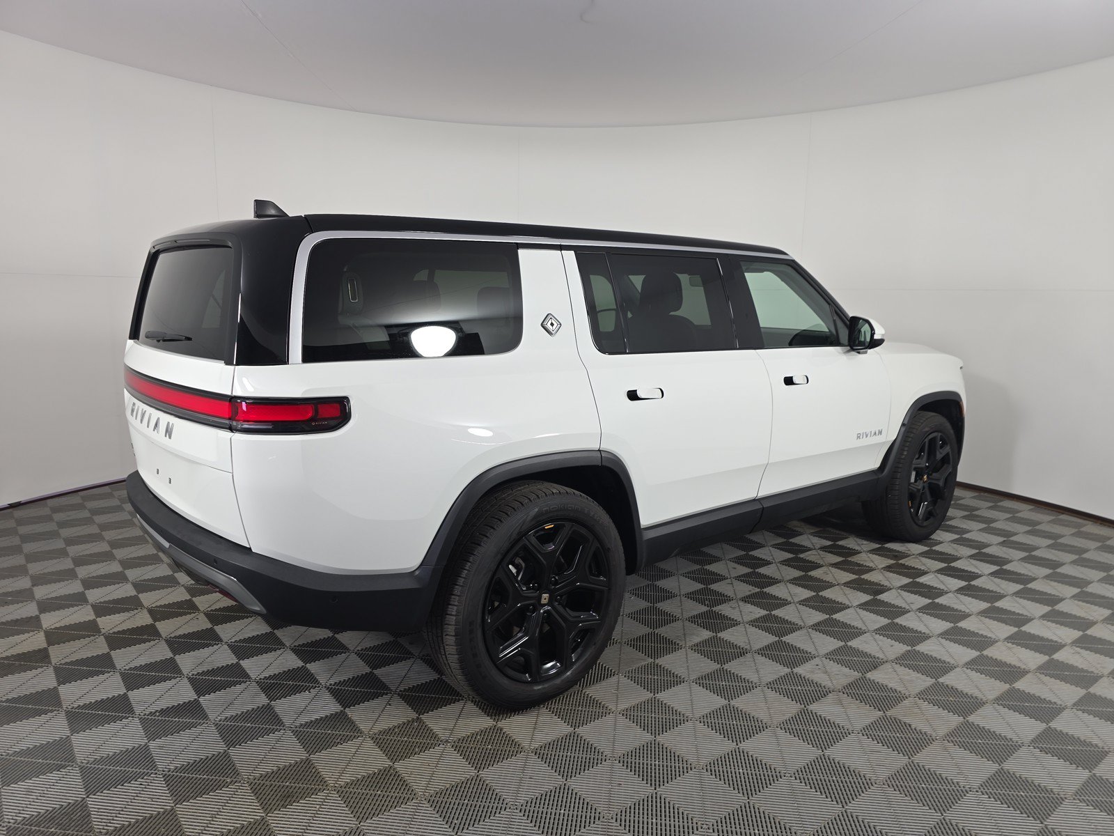 Used 2024 Rivian R1S Adventure AWD/4WD image 5