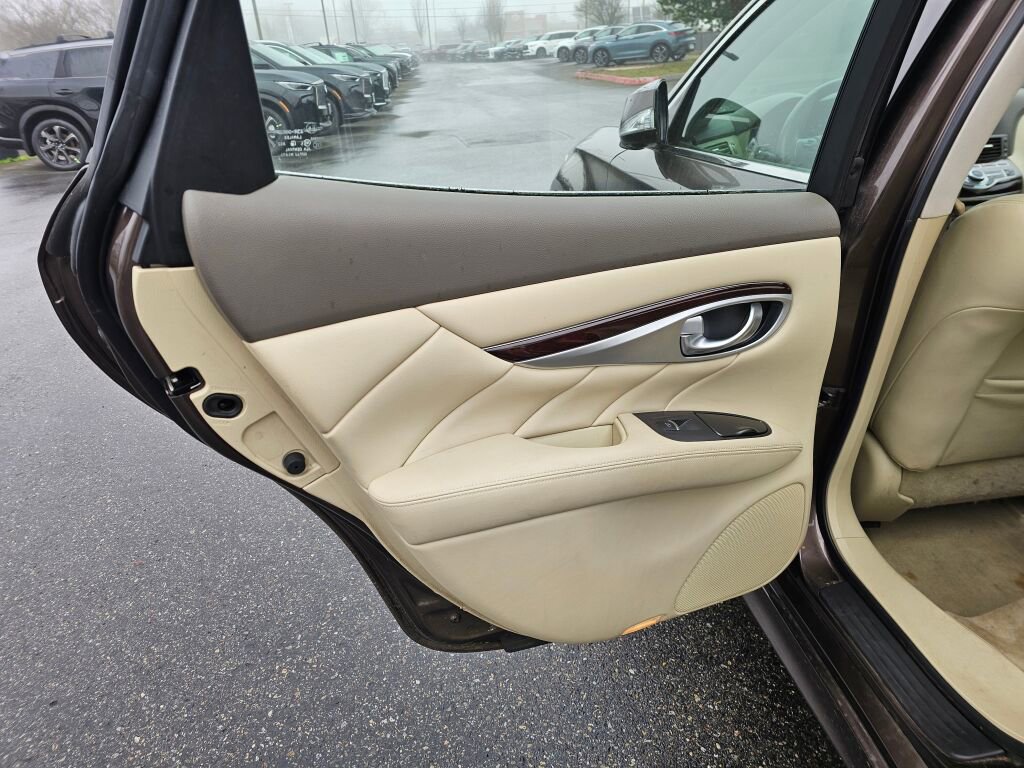 Used 2018 INFINITI Q70 Luxe image 19