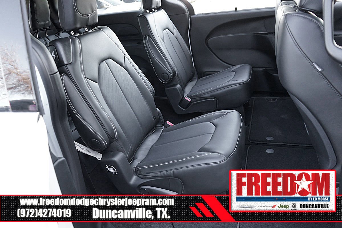 New 2025 Chrysler Voyager LX FWD image 17