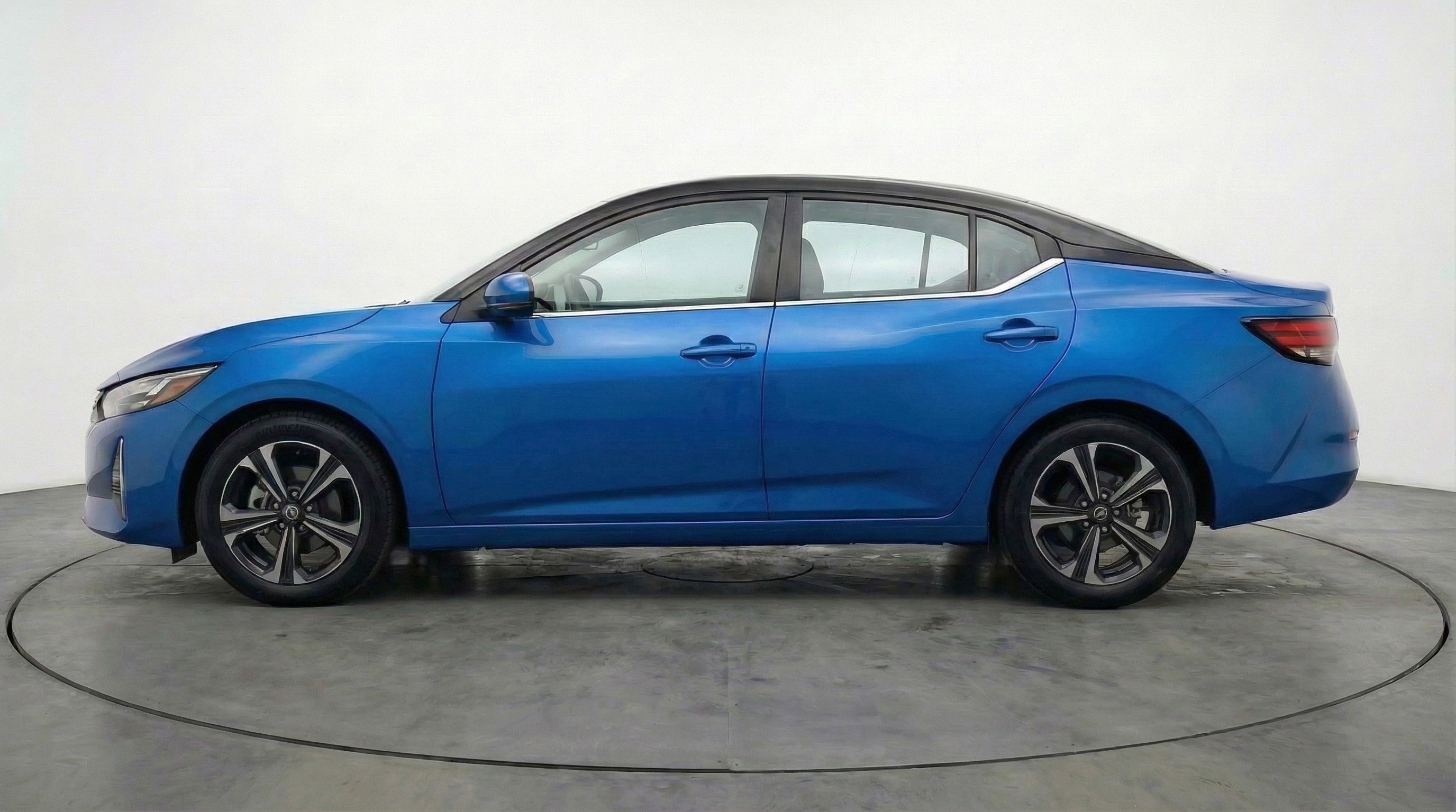 Used 2025 Nissan Sentra SV image 5