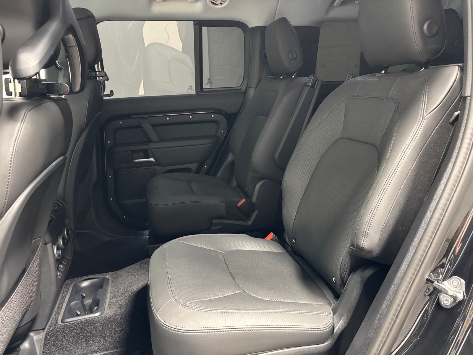 New 2025 Land Rover Defender 130 X-Dynamic SE AWD/4WD image 28