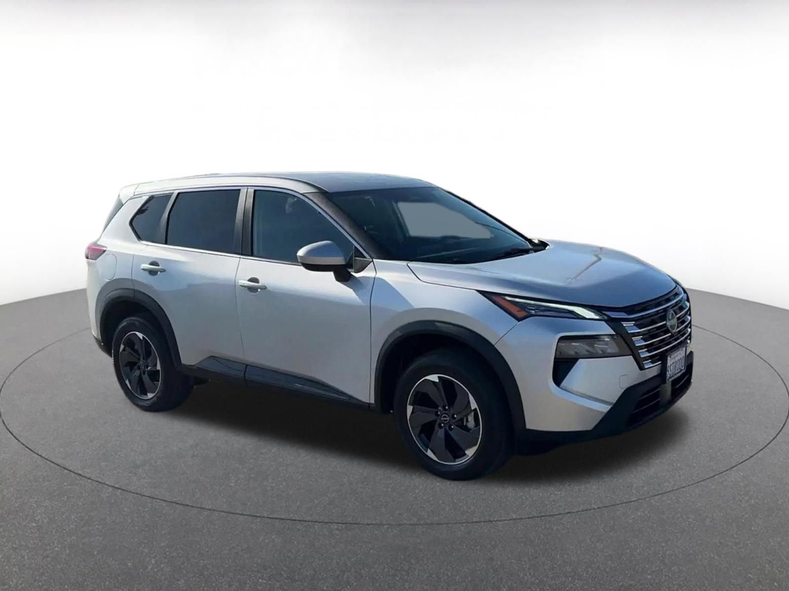 Used 2025 Nissan Rogue SV image 2