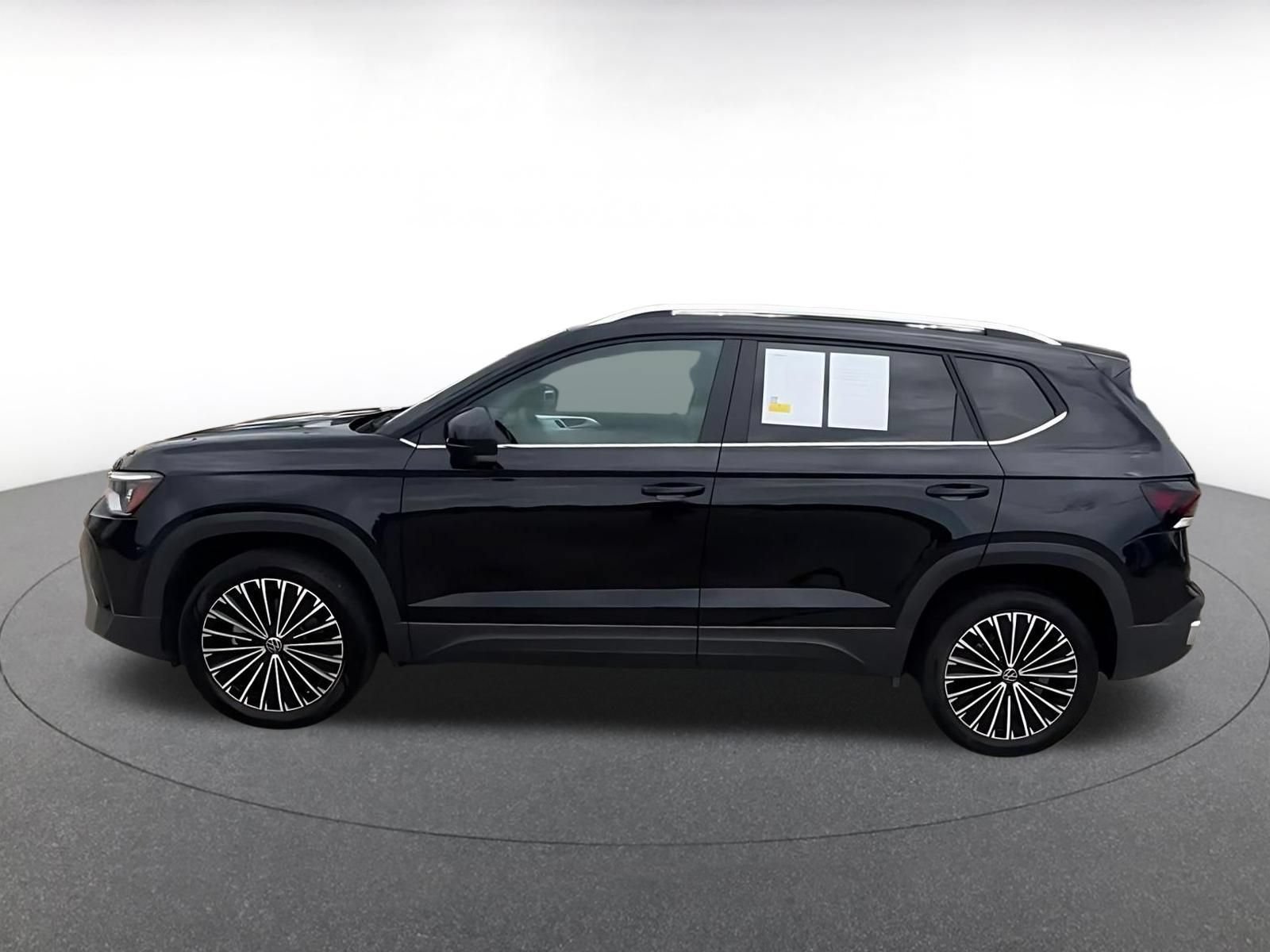 Used 2026 Volkswagen Taos SE FWD image 9