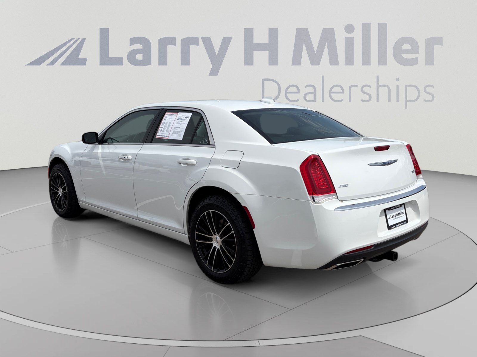 Used 2021 Chrysler 300 Touring w/ Driver Convenience Group AWD/4WD image 3