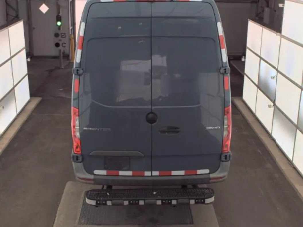 Used 2021 Mercedes-Benz Sprinter 2500 image 4