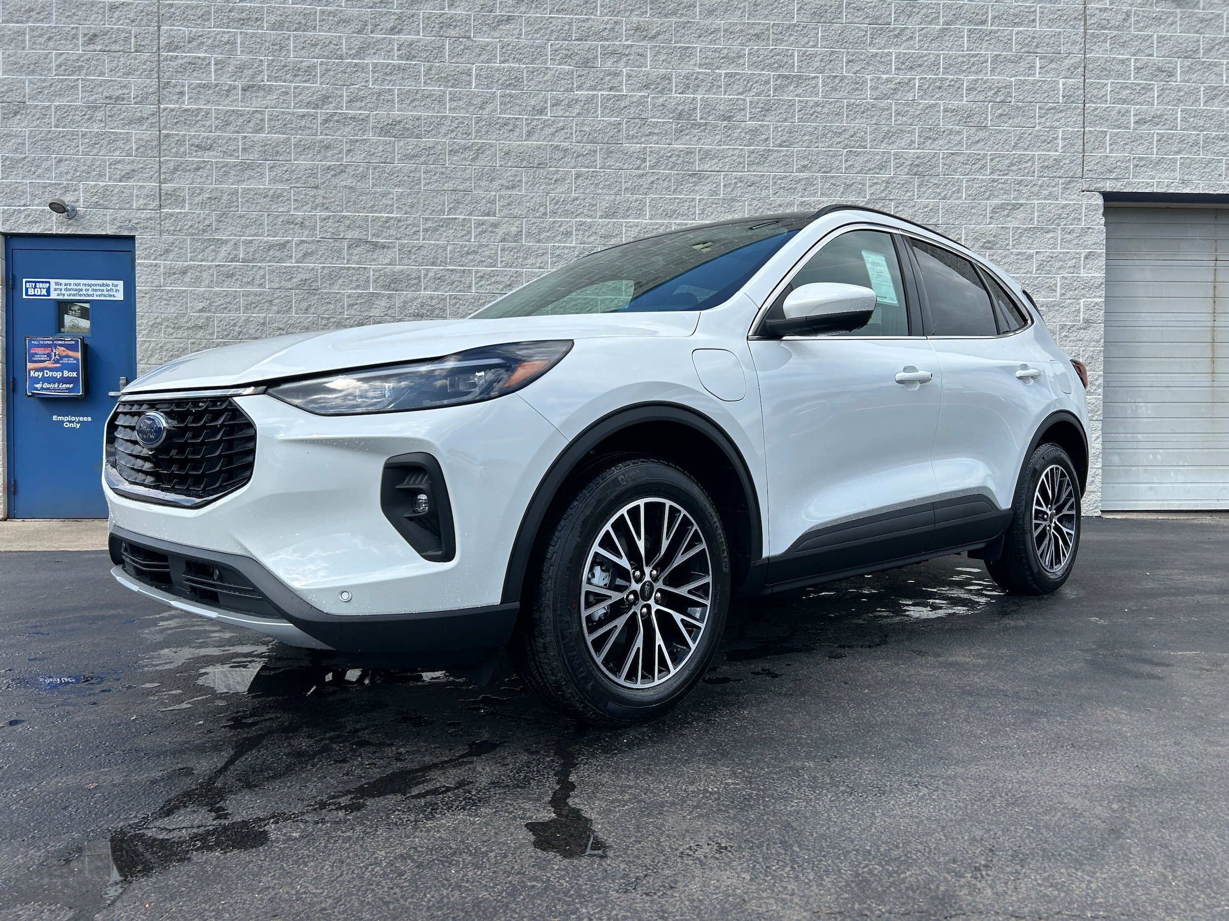New 2025 Ford Escape SE w/ PHEV Premium Package FWD image 3