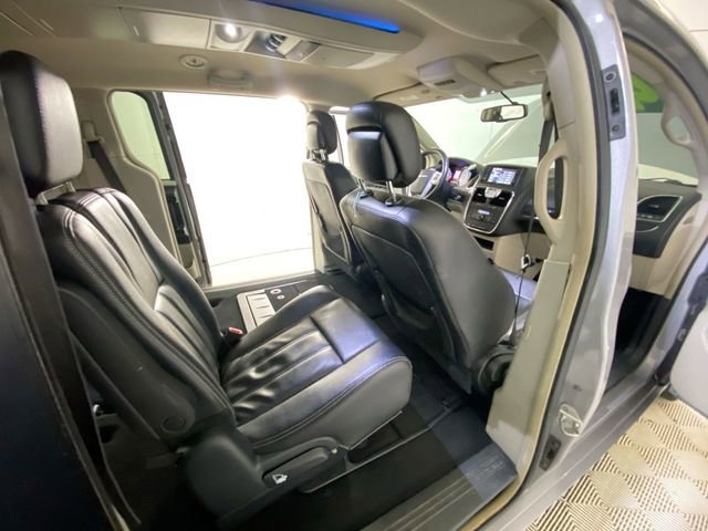 Used 2014 Chrysler Town & Country Touring w/ Driver Convenience Group image 33