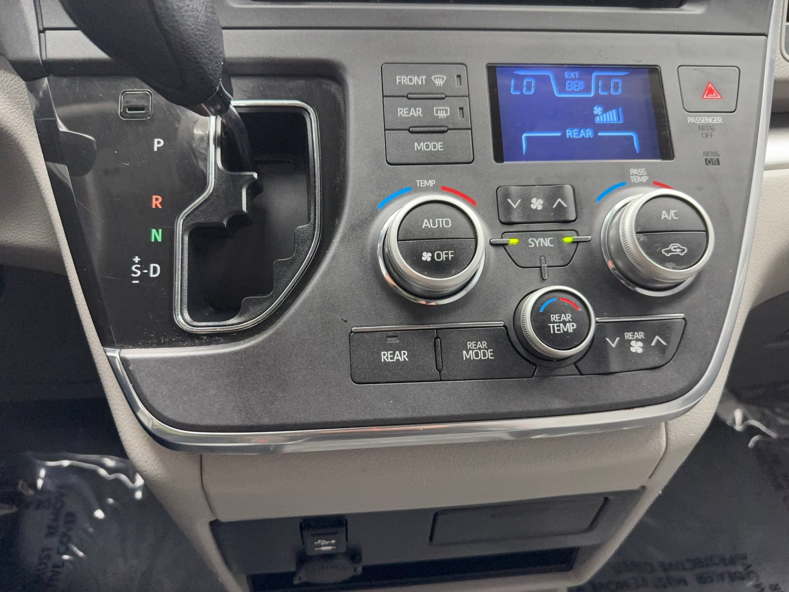 Used 2018 Toyota Sienna LE w/ Carpet Mat Package FWD image 28