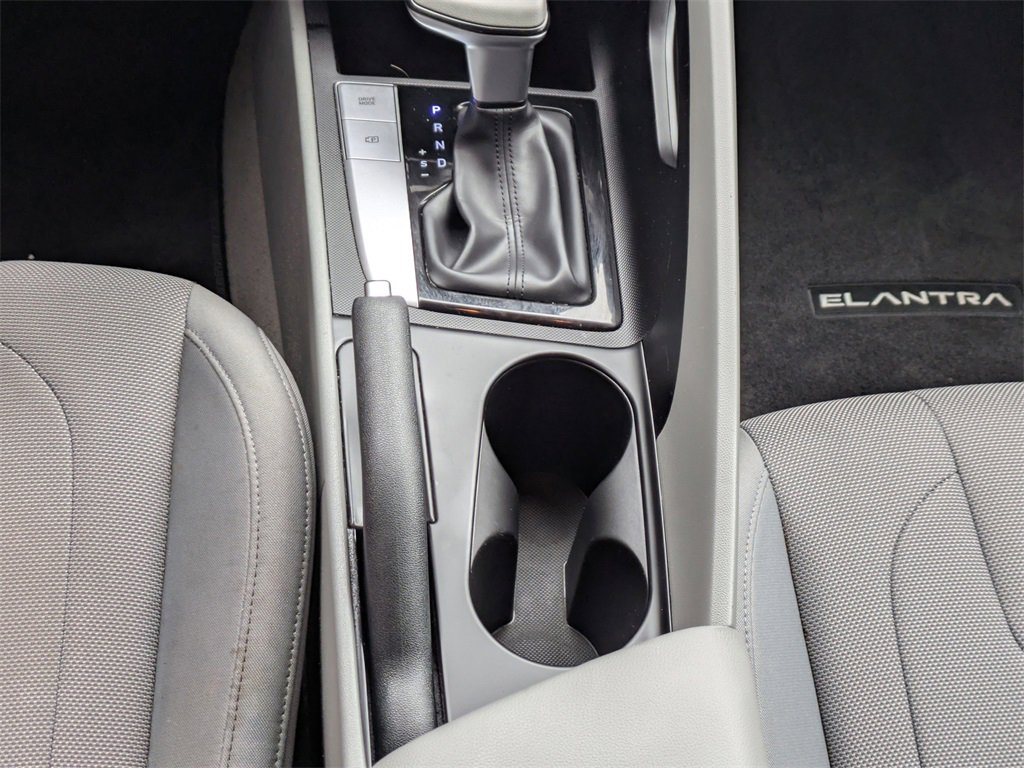 Used 2023 Hyundai Elantra SE w/ Cargo Package image 17
