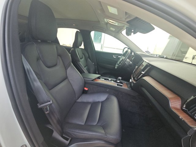 Used 2024 Volvo XC60 B5 Plus image 20