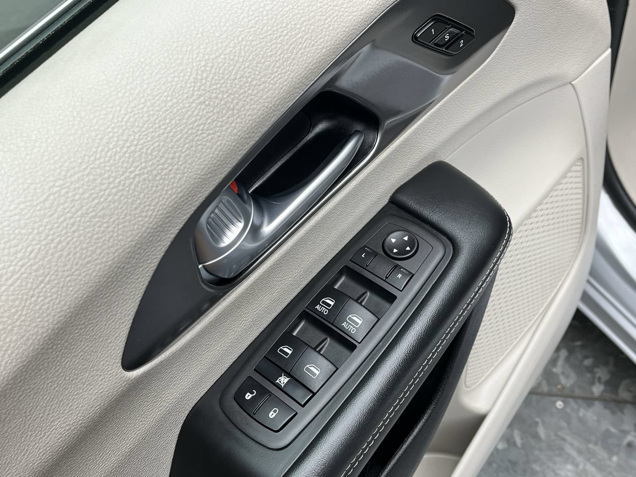 Used 2024 Chrysler Pacifica Touring-L FWD image 7