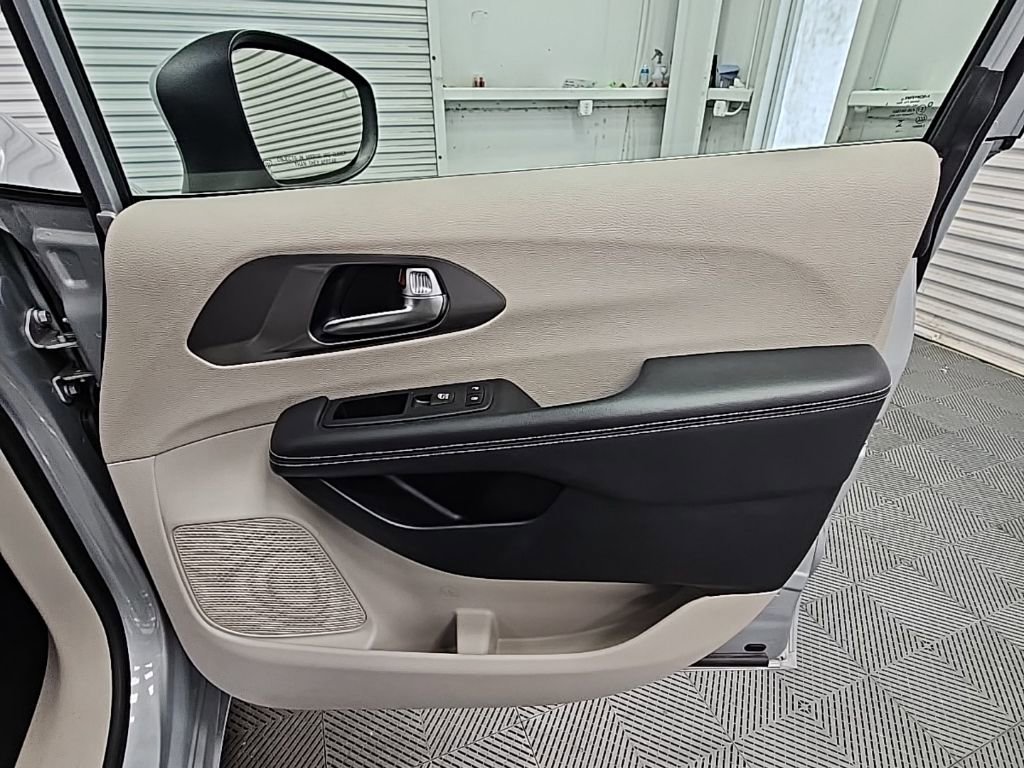 Used 2023 Chrysler Pacifica Touring-L image 39