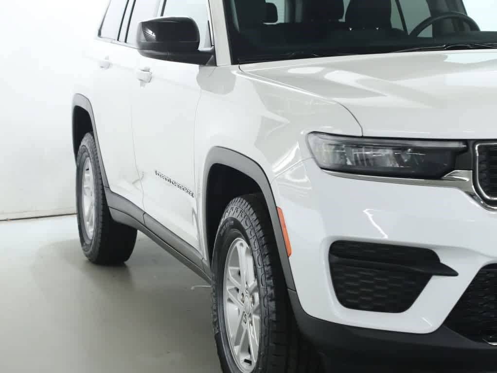 Used 2023 Jeep Grand Cherokee Laredo AWD/4WD image 8