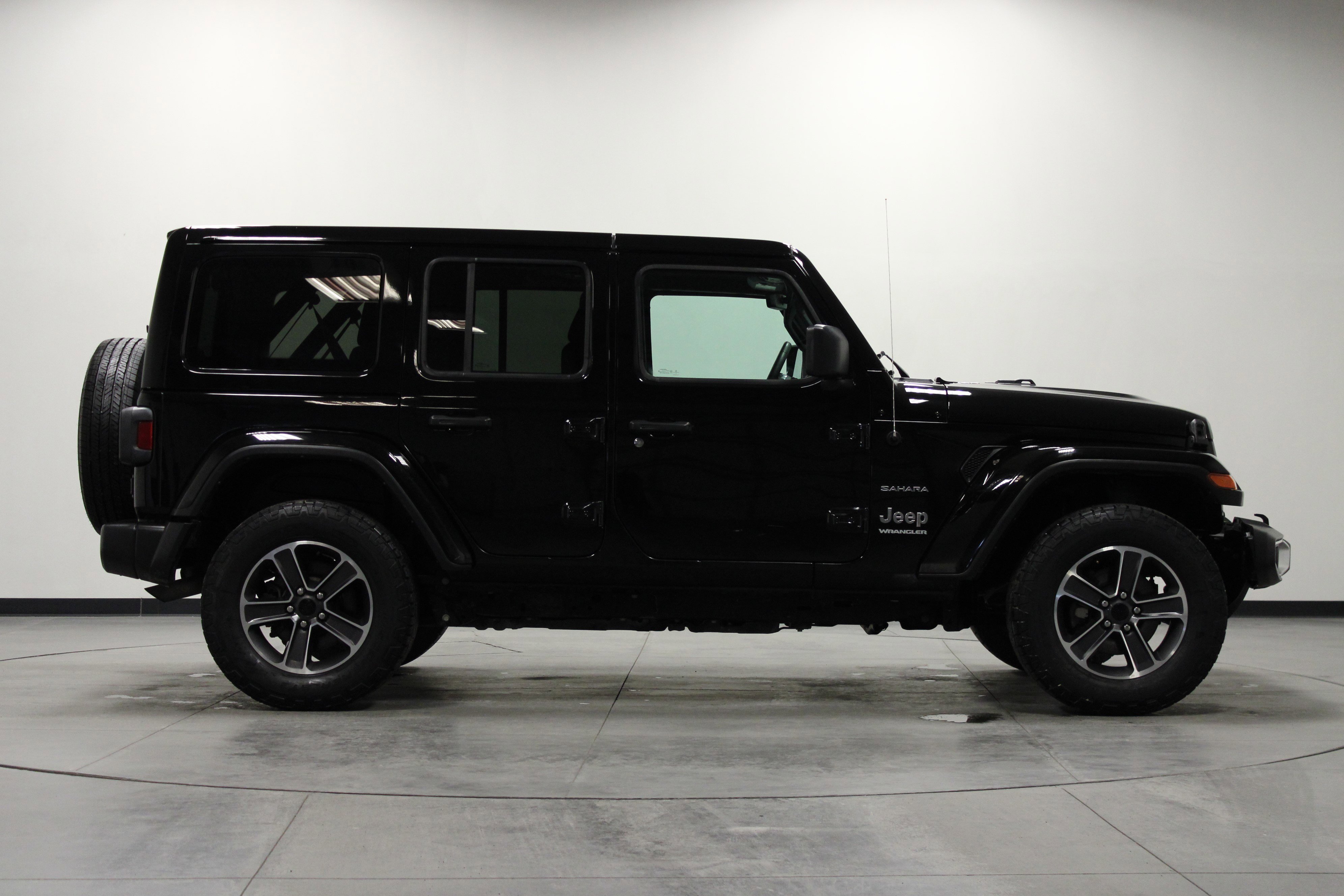 Used 2023 Jeep Wrangler Sahara AWD/4WD image 4