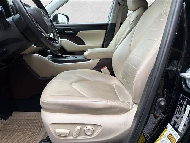 Used 2020 Toyota Highlander XLE AWD/4WD image 12