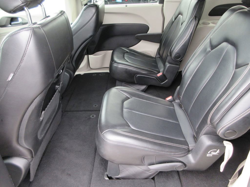 Used 2023 Chrysler Pacifica Touring-L image 13