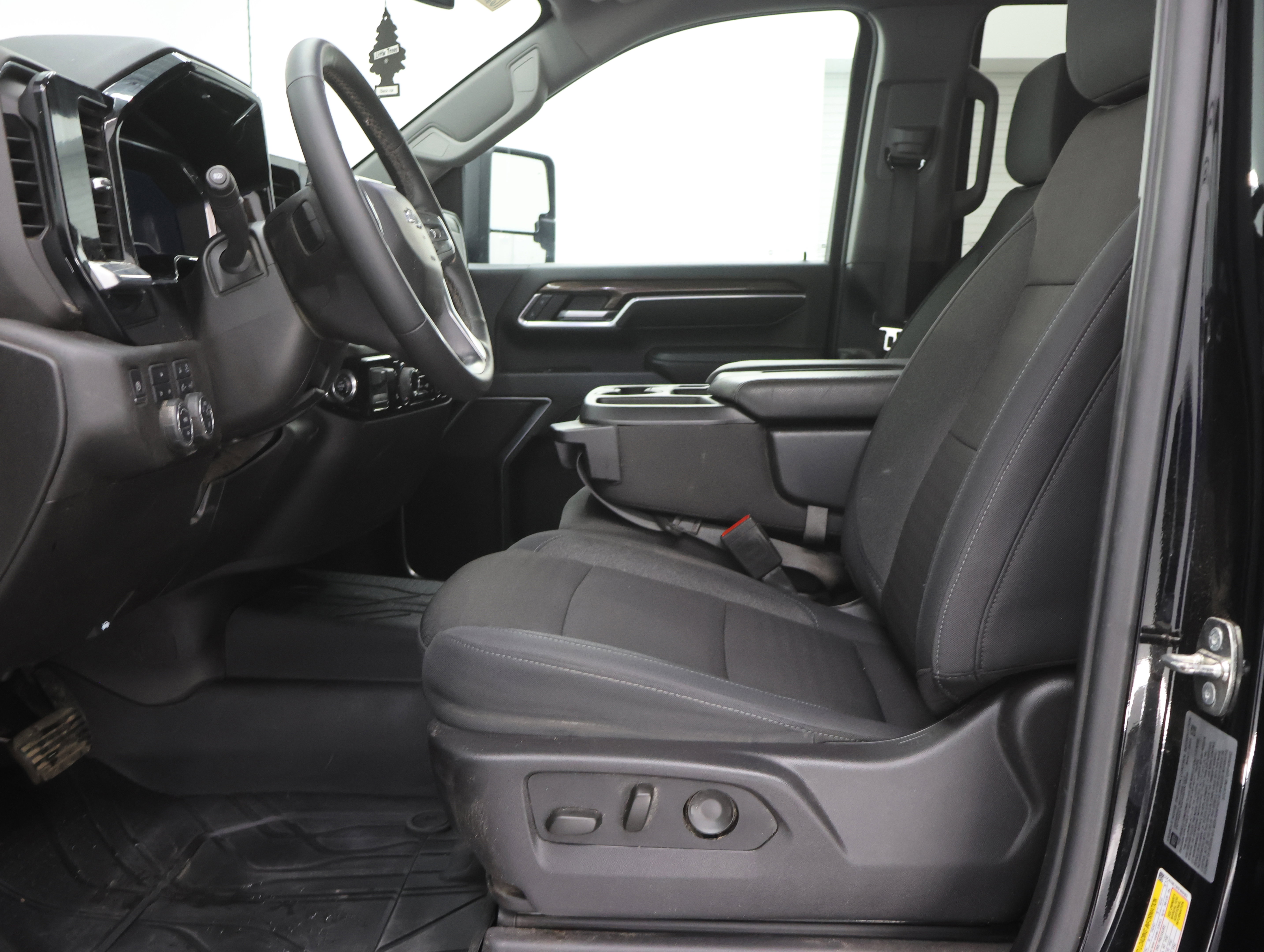 Used 2024 Chevrolet Silverado 2500 LT w/ Midnight Edition image 8