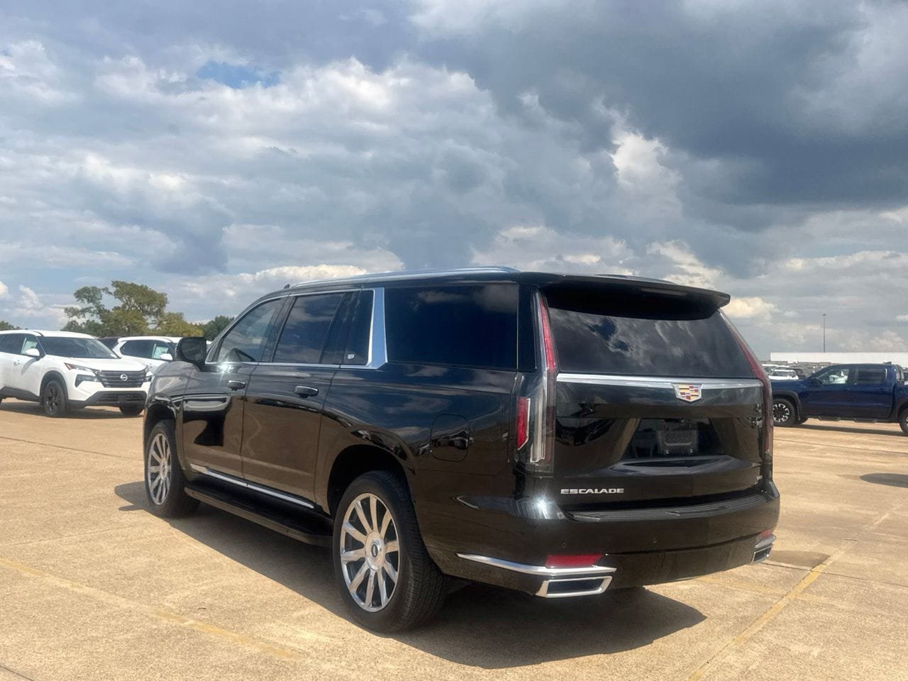 Used 2023 Cadillac Escalade ESV Premium Luxury Platinum AWD/4WD image 18