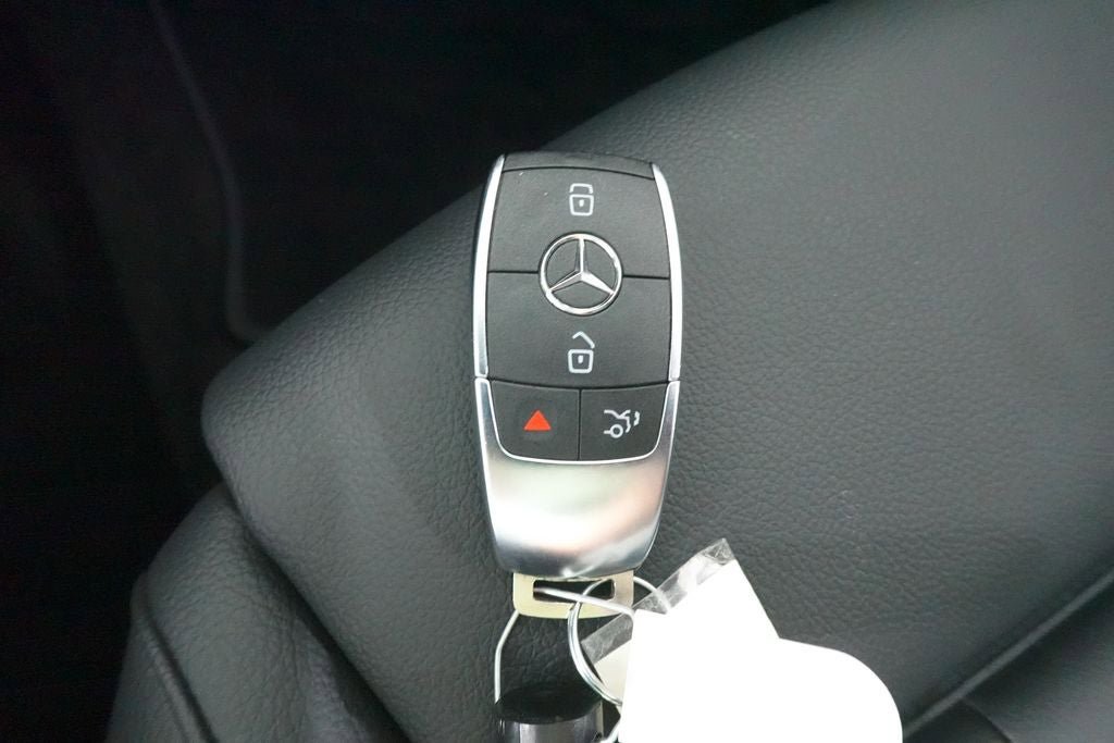 Used 2023 Mercedes-Benz EQB 300 4MATIC w/ Exclusive Package image 22