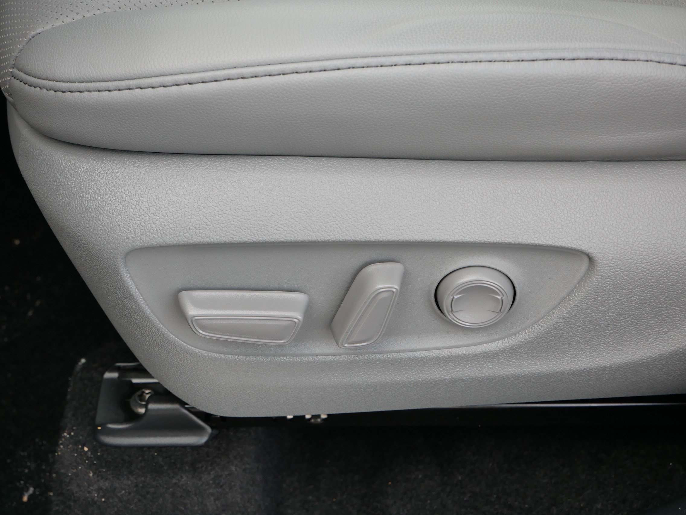 Used 2024 Toyota Highlander Limited image 19