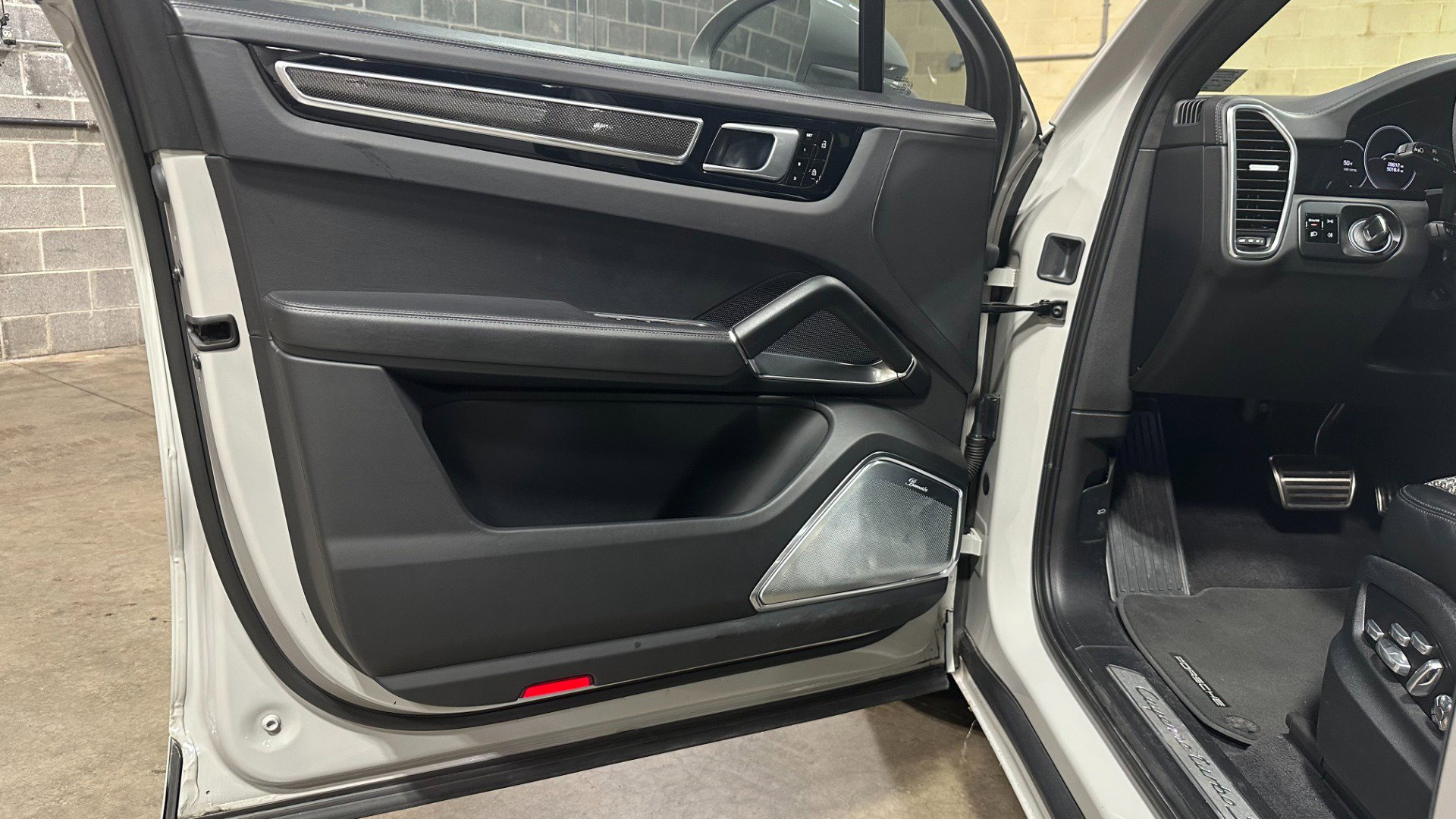 Used 2021 Porsche Cayenne Turbo S image 14