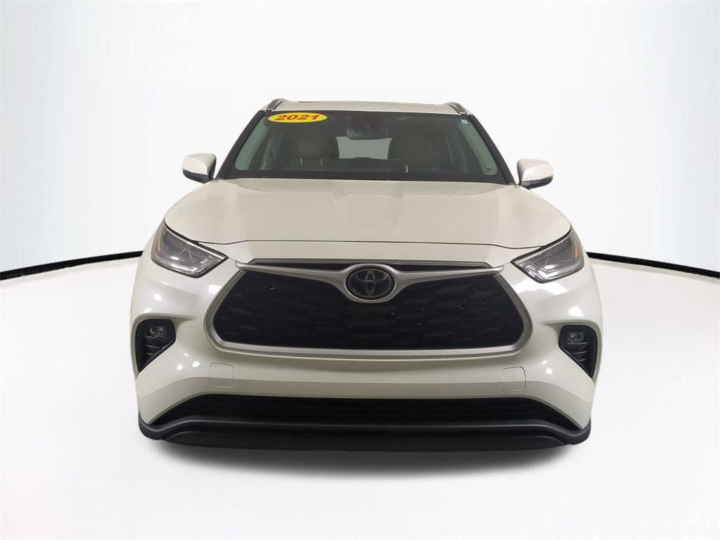 Used 2021 Toyota Highlander XLE image 3