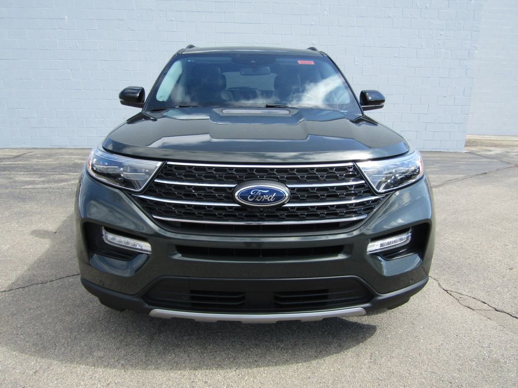 Used 2024 Ford Explorer XLT w/ Equipment Group 202A AWD/4WD image 3