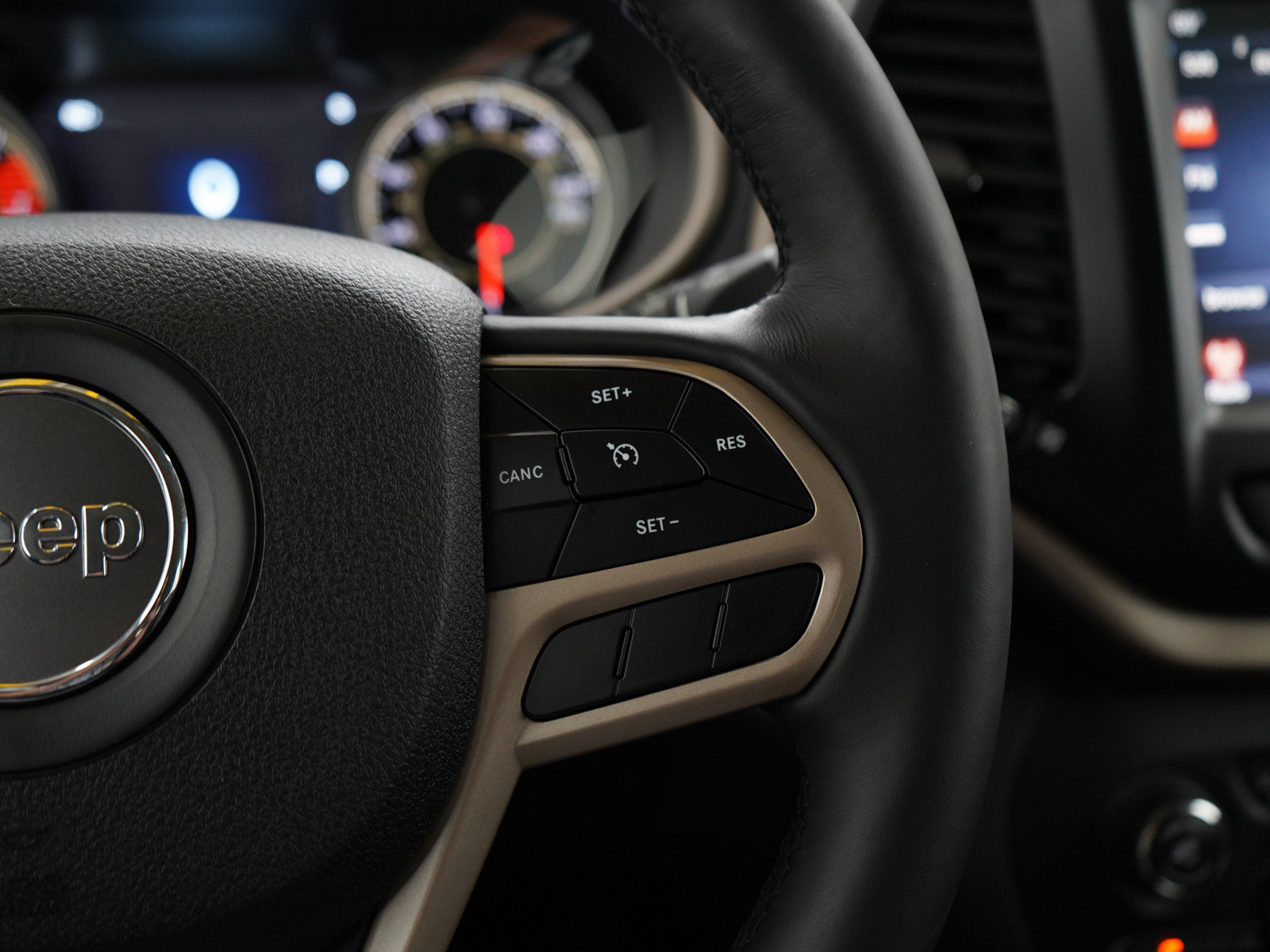 Used 2018 Jeep Cherokee Limited AWD/4WD image 27