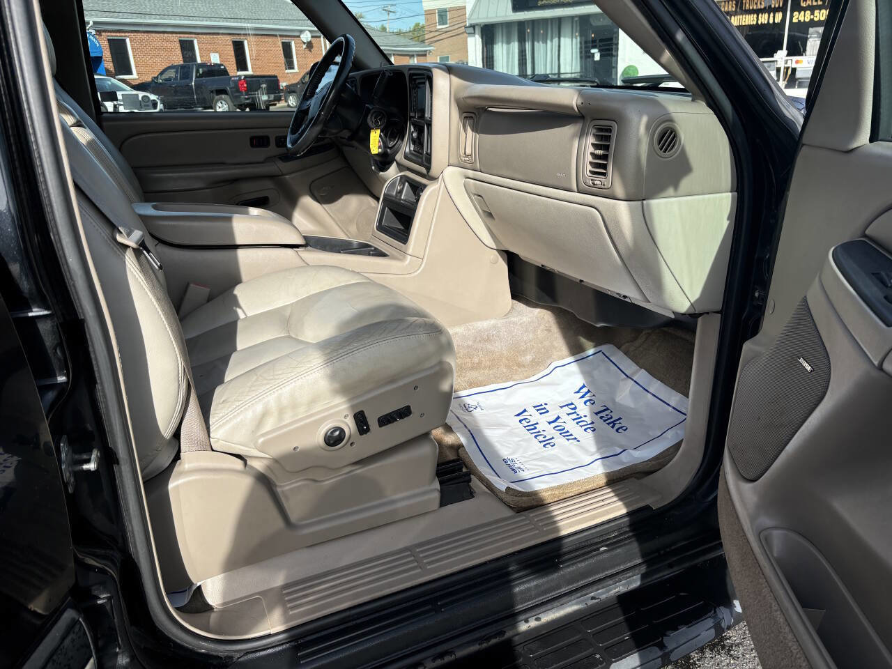 Used 2005 Chevrolet Suburban LT w/ Preferred Equipment Group image 11