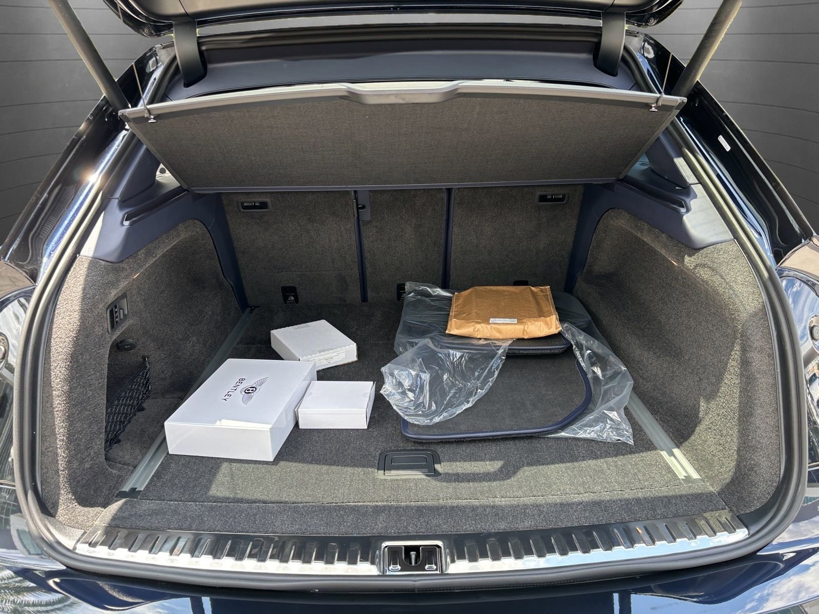 Used 2024 Bentley Bentayga image 34