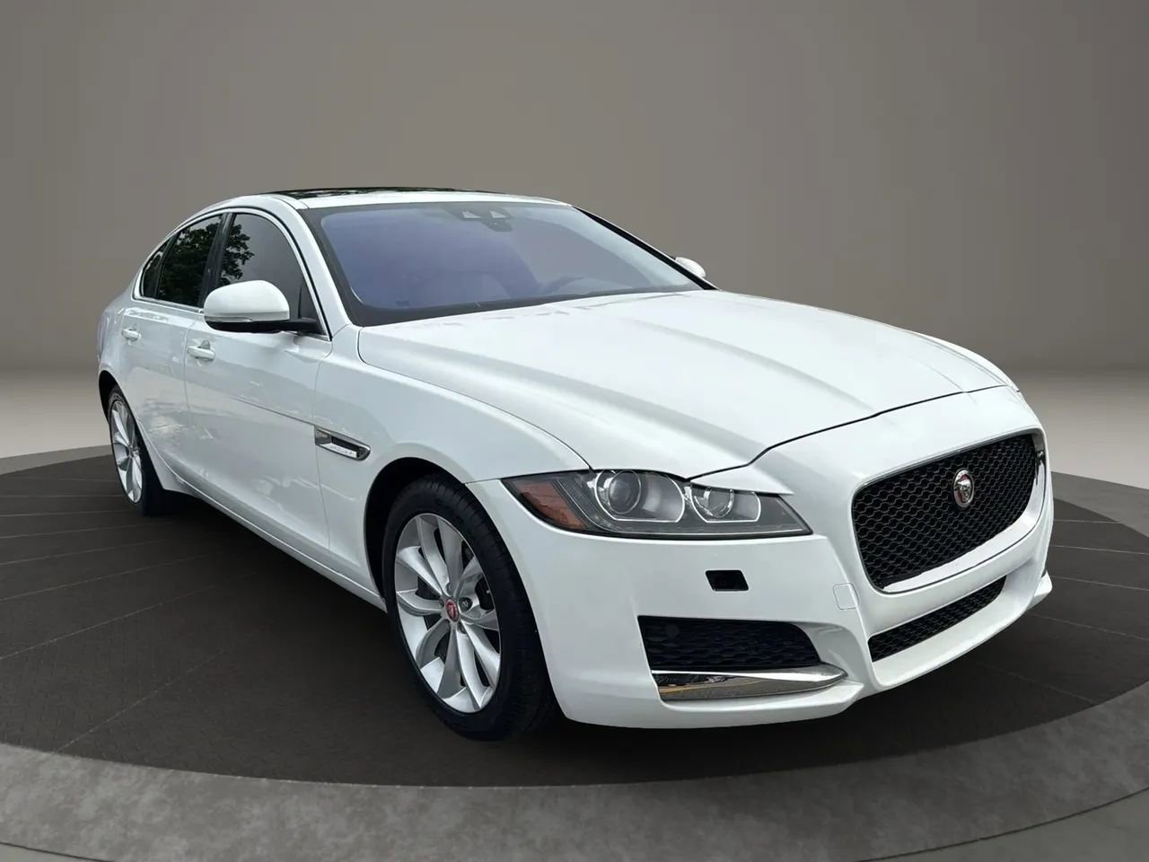 Used 2017 Jaguar XF Premium RWD image 31