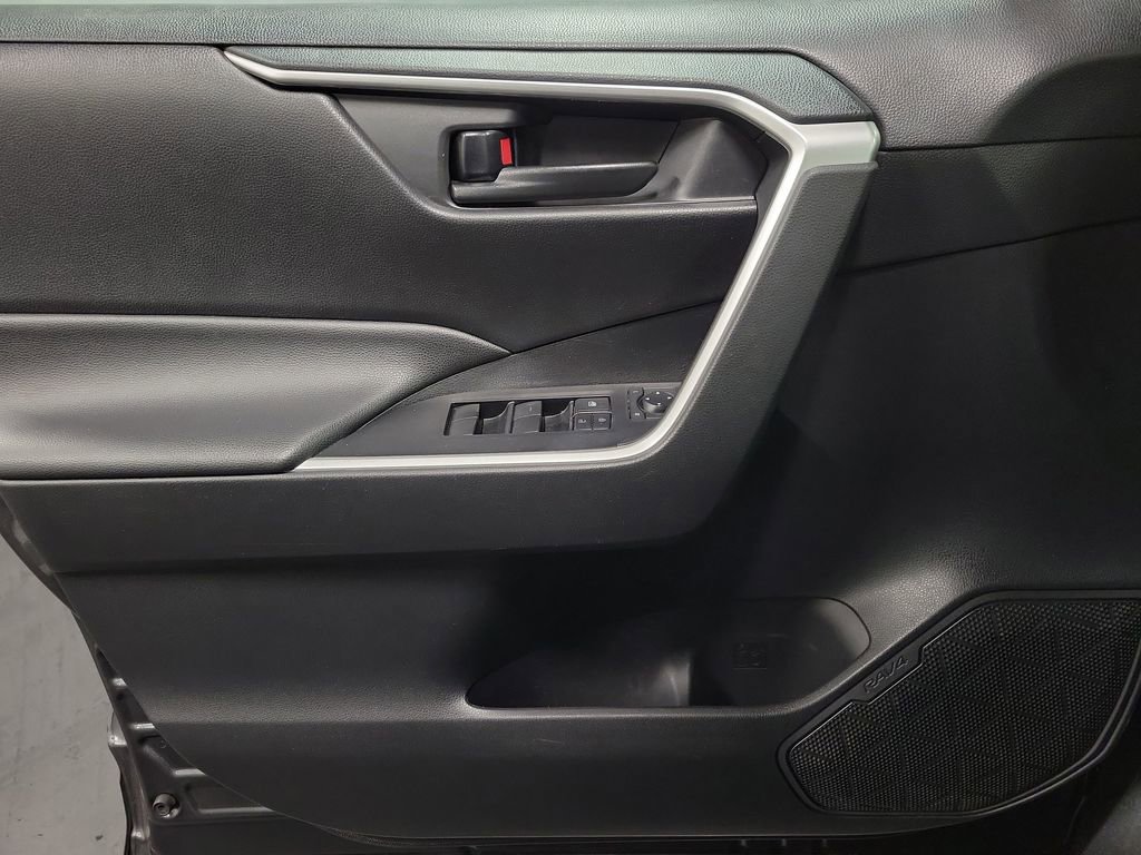 Used 2021 Toyota RAV4 LE AWD/4WD image 21