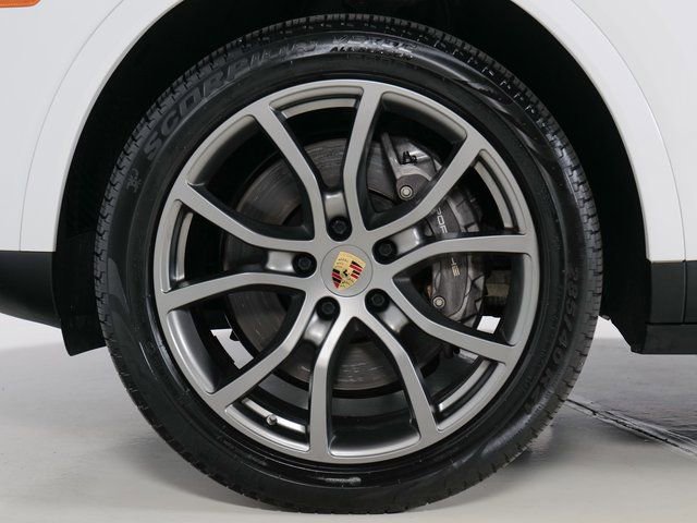 Certified 2023 Porsche Cayenne Platinum Edition image 33