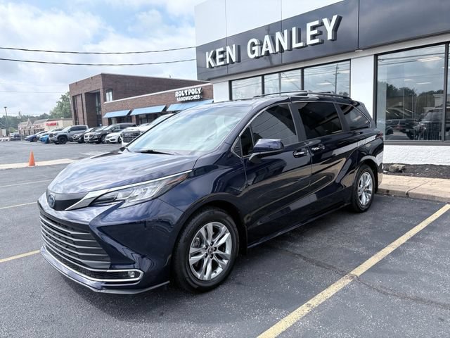 Used 2022 Toyota Sienna XLE w/ XLE Plus Package AWD/4WD image 2