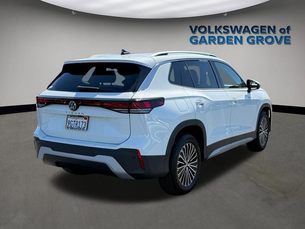 Used 2025 Volkswagen Tiguan S w/ 18" Wheel Package image 8