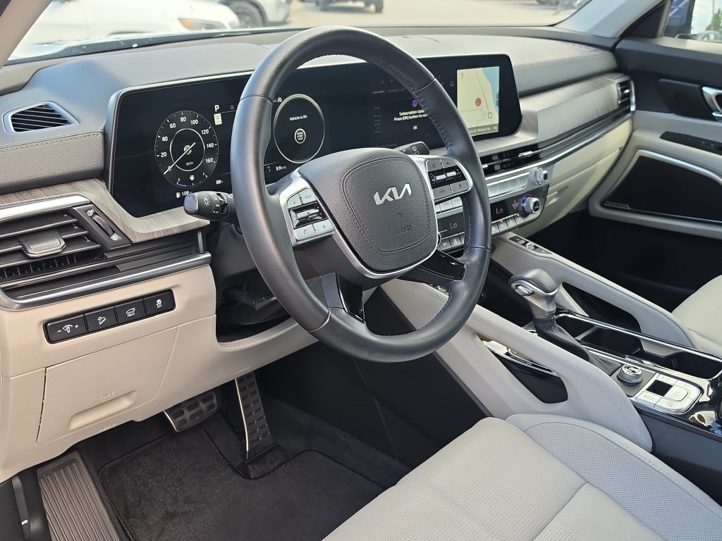 Used 2024 Kia Telluride SX w/ Towing Package FWD image 15