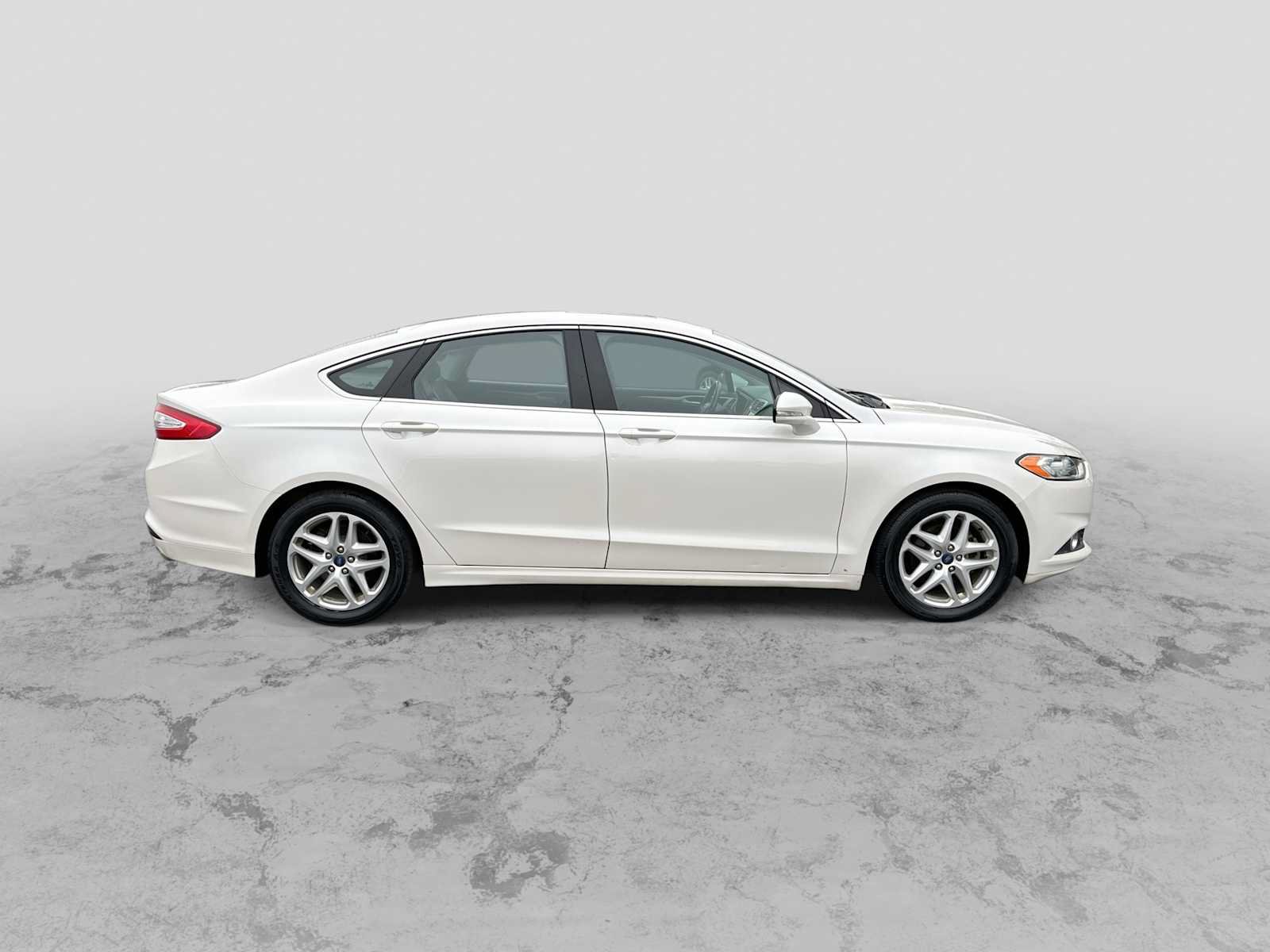 Used 2015 Ford Fusion SE w/ Equipment Group 202A FWD image 9