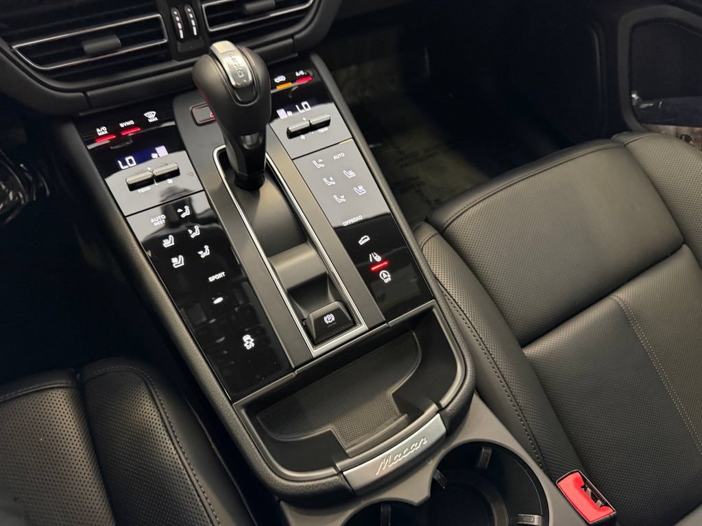 Certified 2026 Porsche Macan AWD/4WD image 19