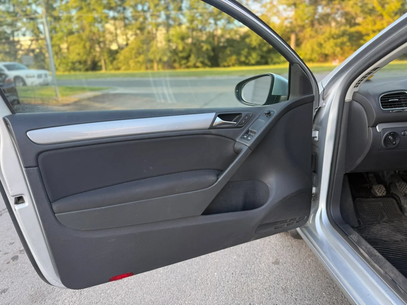 Used 2012 Volkswagen Golf 2-Door FWD image 10