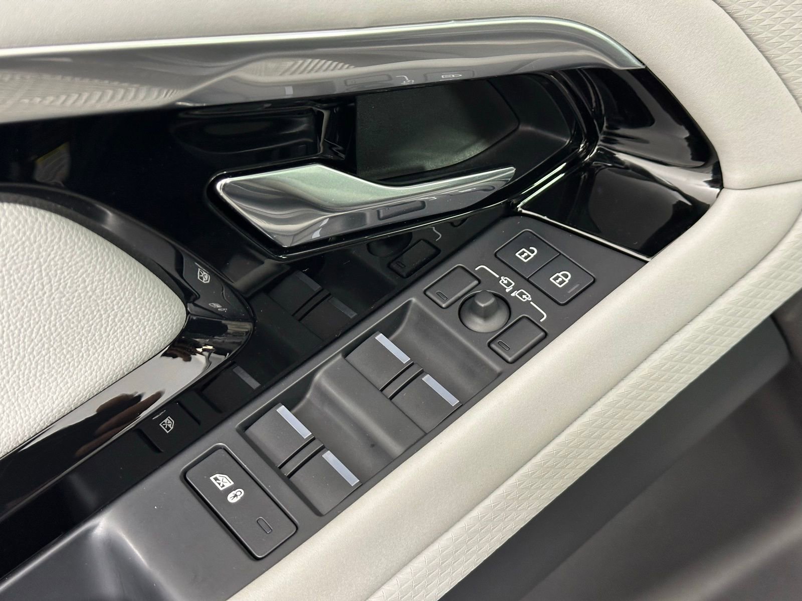 Used 2023 Land Rover Range Rover Evoque R-Dynamic S image 39