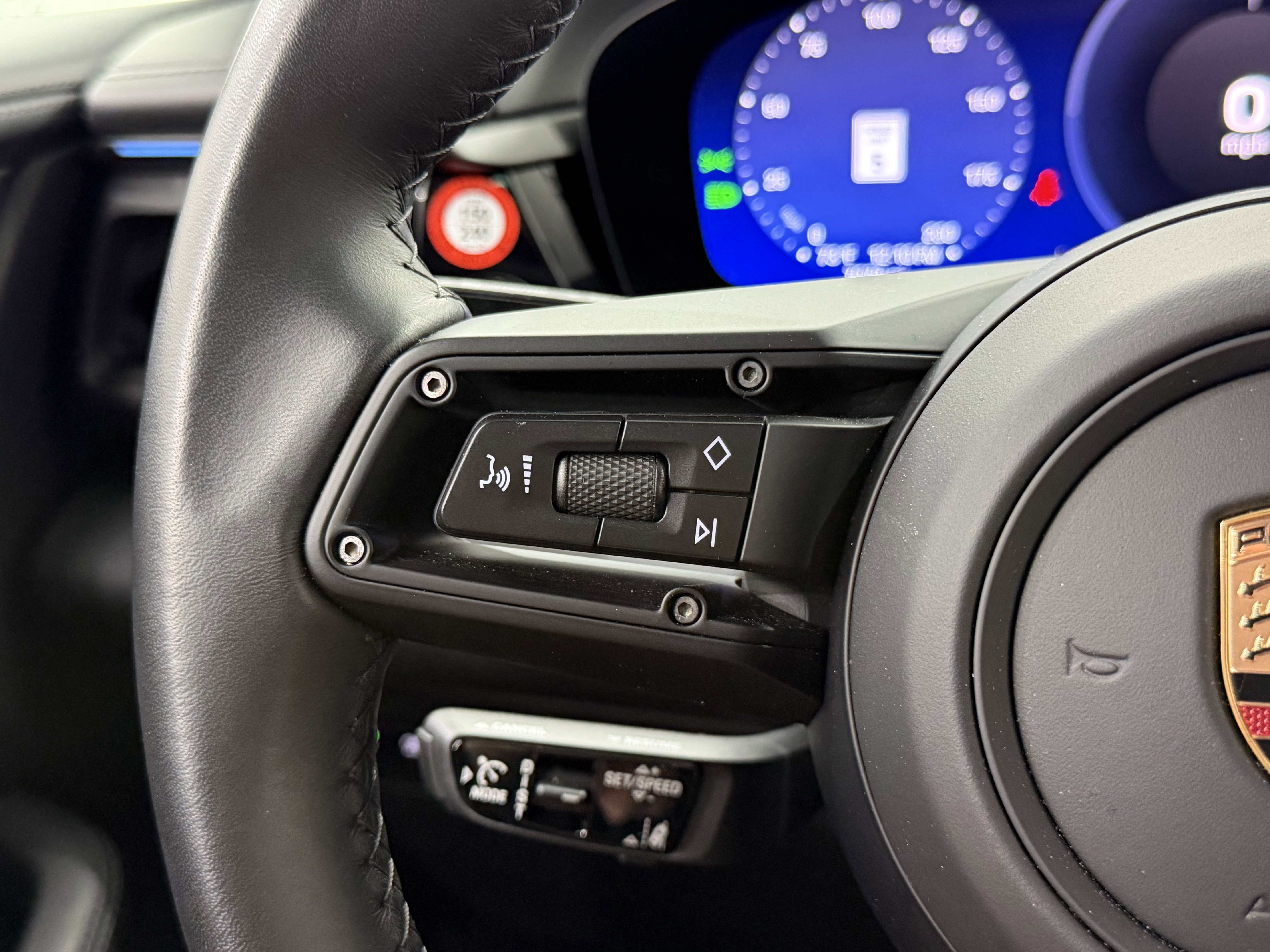 Certified 2025 Porsche Macan 4S Electric AWD/4WD image 51