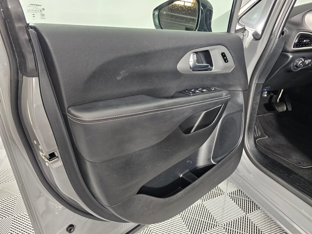Used 2025 Chrysler Pacifica Select FWD image 18