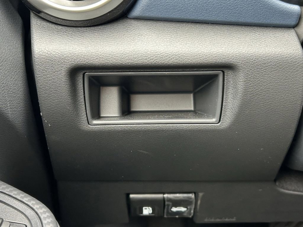 Used 2025 Nissan Versa SV w/ Trunk Package image 28