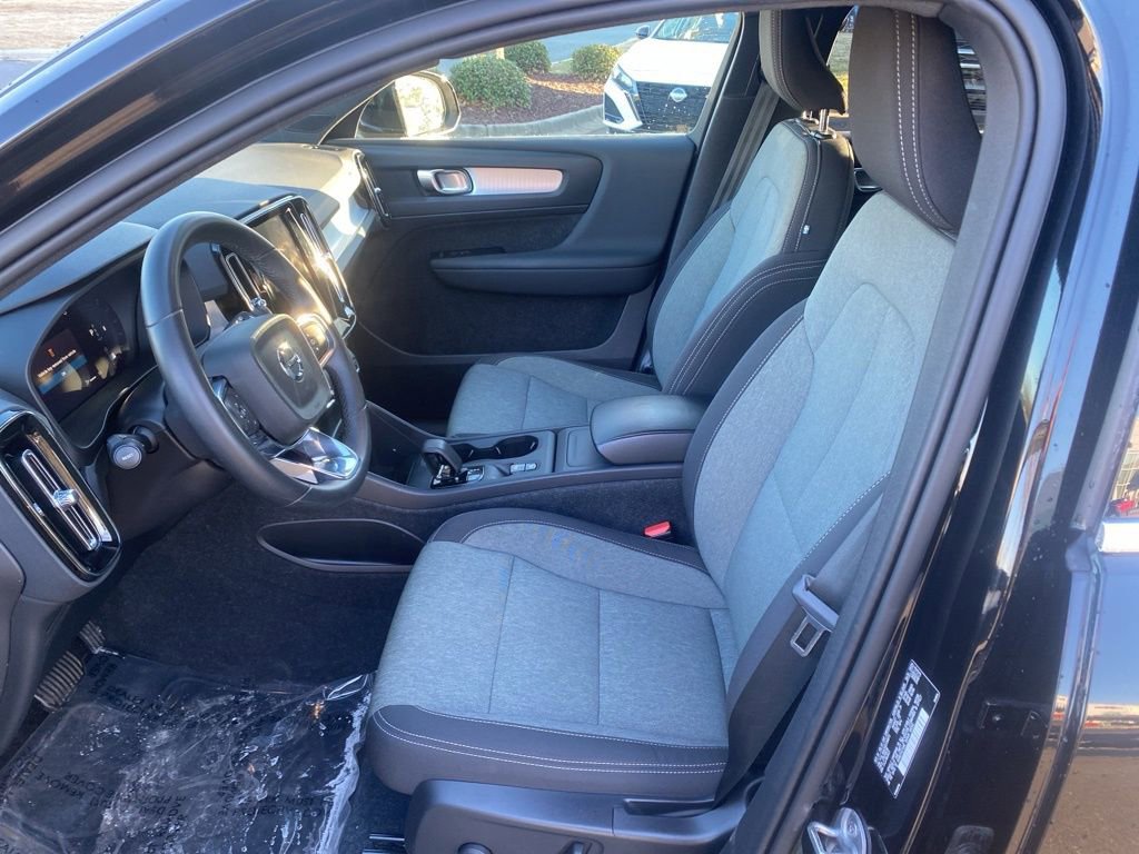 Used 2024 Volvo XC40 B5 Core image 14