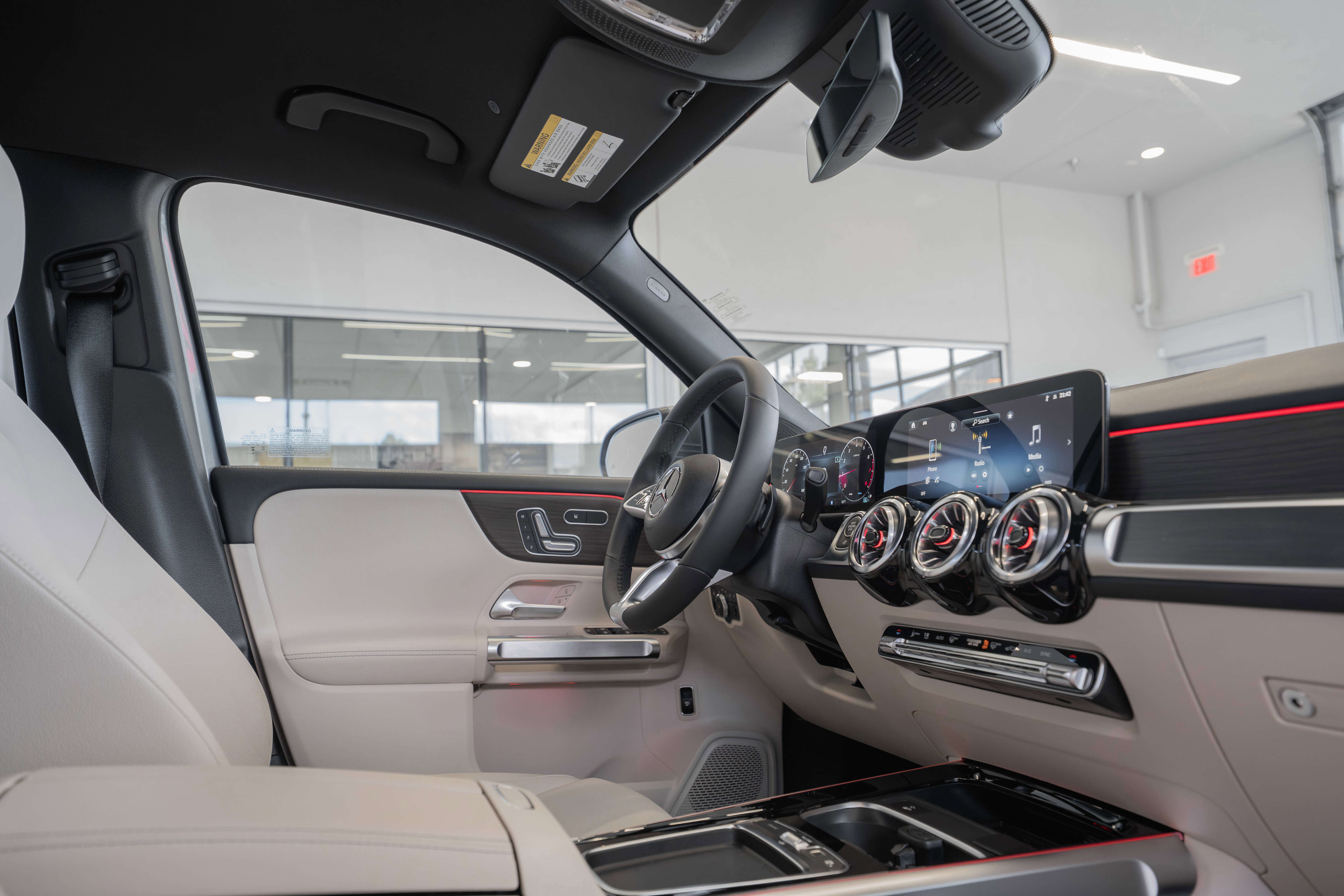 Used 2025 Mercedes-Benz GLB 250 4MATIC image 18