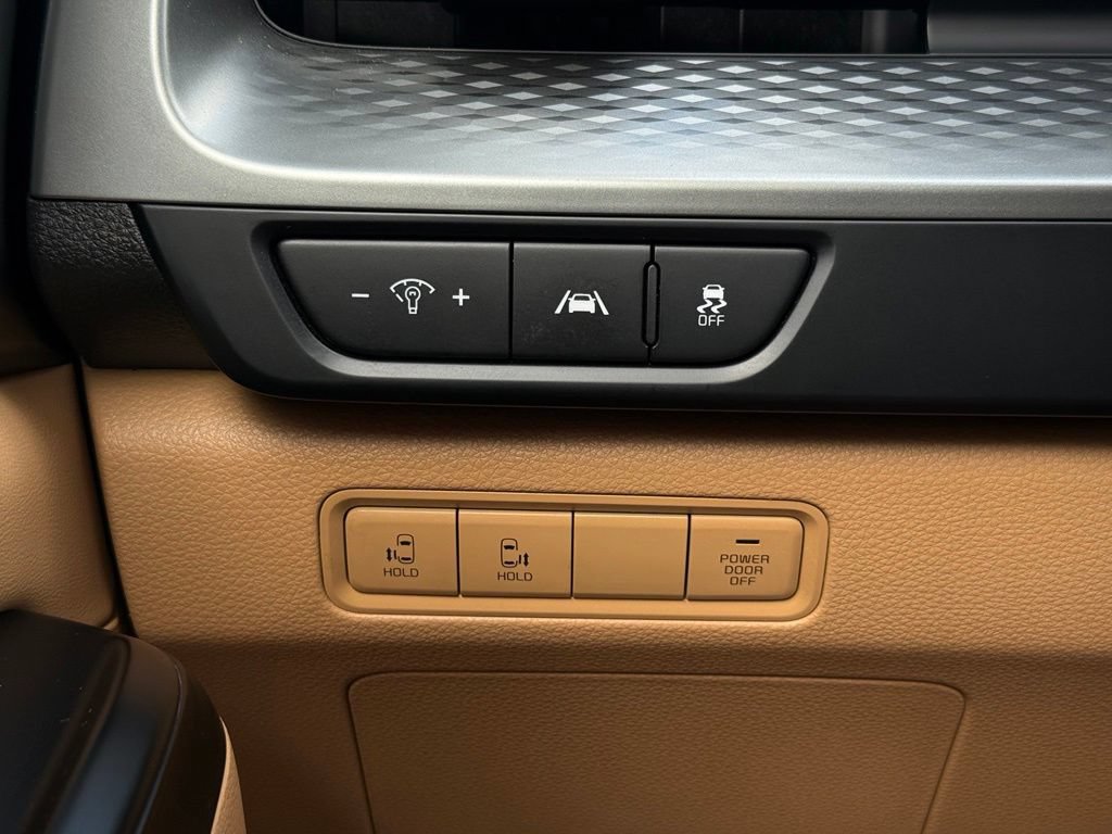 Used 2024 Kia Carnival LX FWD image 28