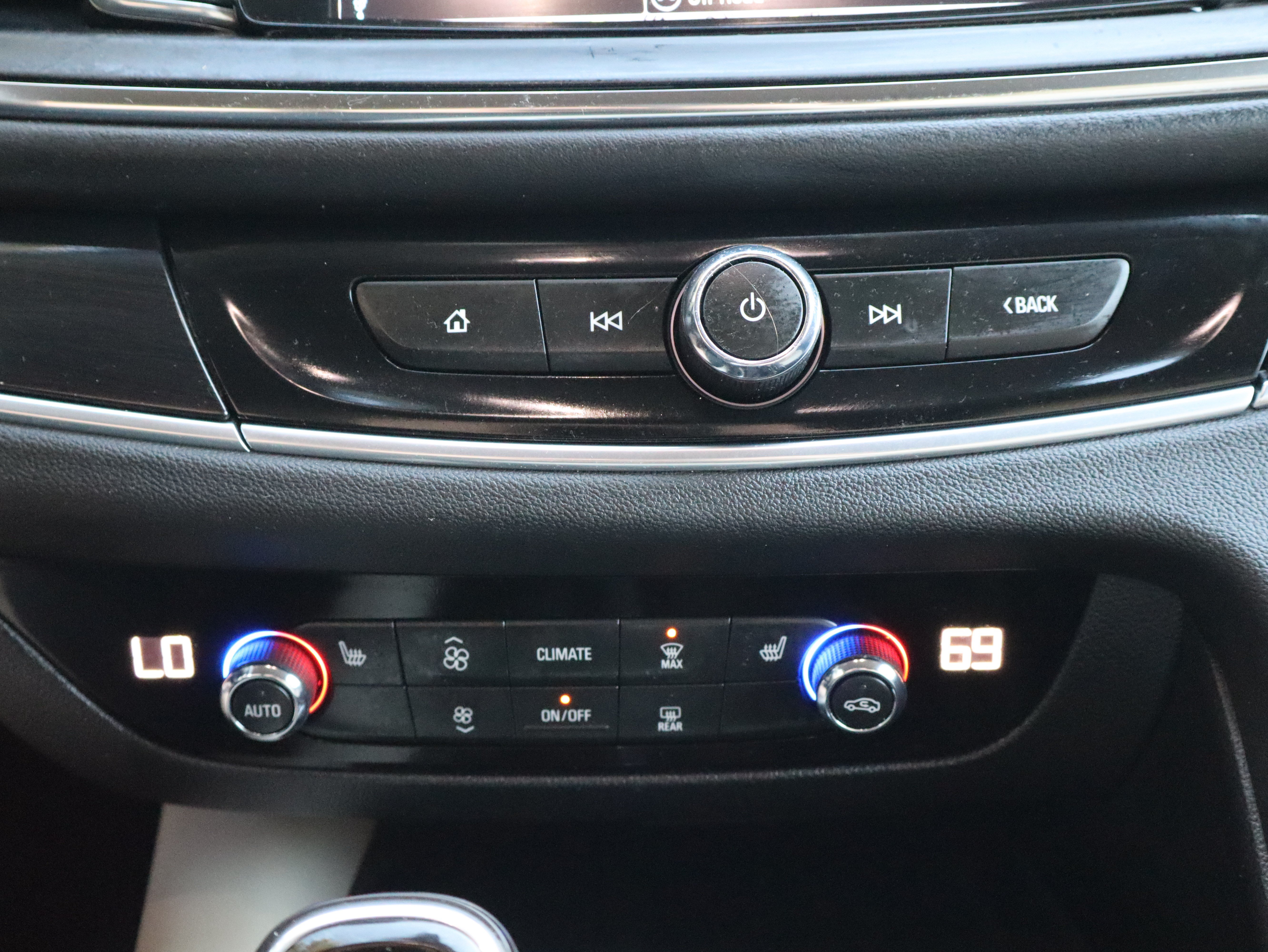 Used 2019 Buick Enclave Essence FWD image 38