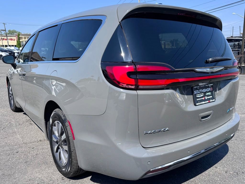 Used 2023 Chrysler Pacifica Touring-L FWD image 5